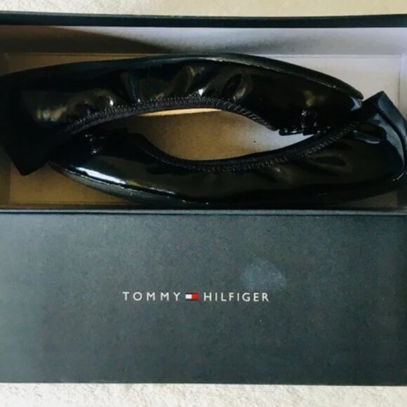Brand New Women's Tommy Hilfiger Carmon Black Patent Leather Logo Ballet Flats - Picture 1 of 11